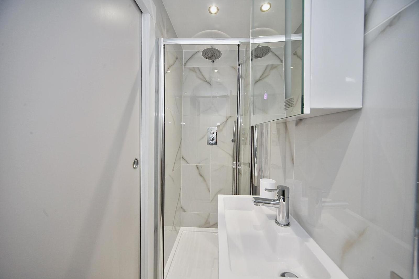 The Falcons Nest All Ensuite Self Check In And Out Luton Airport Exteriér fotografie